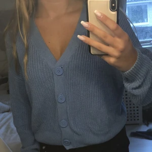 Stickad tröja - Stickad tröja med knappar🩵 Kom privat för mer info! Köpare står för frakt! 