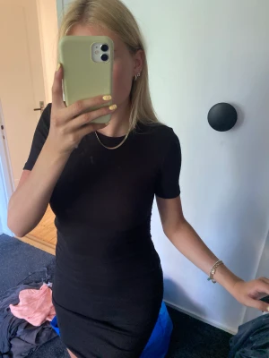 Klänning - Kort klänning med rysch på sidorna från ZARA. Aldrig använt, lapparna kvar🤗 Priset är exkl frakt. 