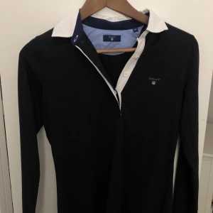 Gant tröja - Säljer min Gant tröja (Gantskjorta i mjukt material) som tyvärr inte kommer till användning i marinblå men mörk marinblå. Köpt för 700 kr på Gant för ca 2 år sedan. 