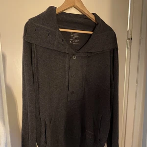 Tröja med fickor - Stickad långarmad med fickor i väldigt fint skick. 