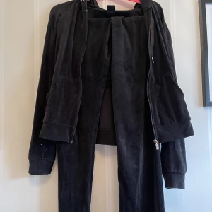 Velour set - Velour set från gina tricot. Använd ett par gånger. Men är i bra skick. Delarna kan säljas separat.