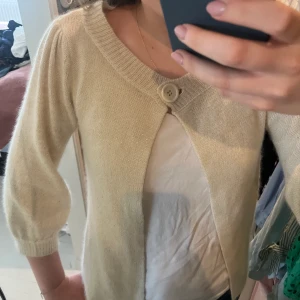 Trekvartsärmad kofta  - Säljer denna så fina koftan. Glittrig i tyget och har trekvartslånga ärmar🤩🤩