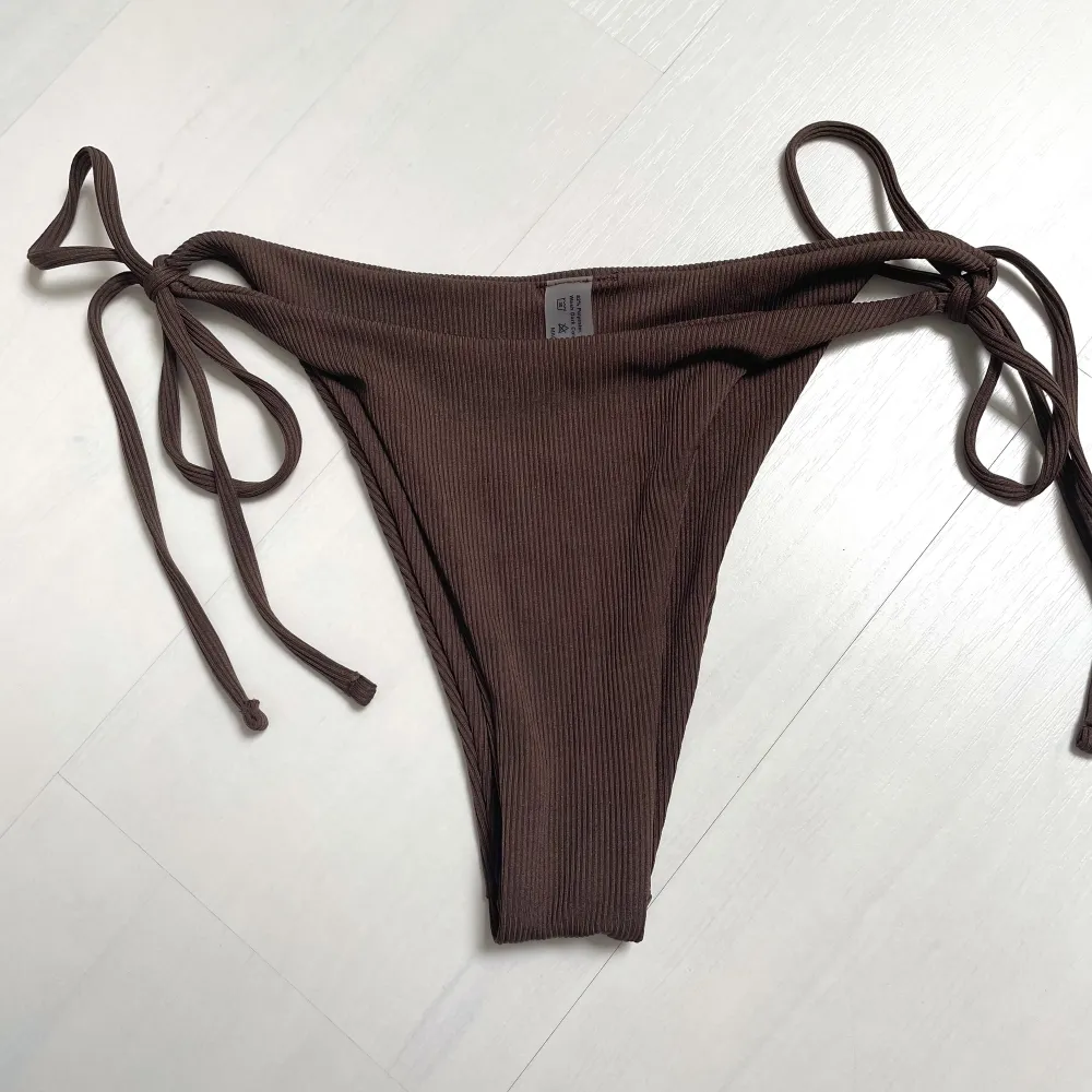 🤎 Säljer denna fina bikiniunderdel i storlek L, dock är den liten i storleken så skulle säga att den passar S/M 🤎 Endast provad (med underkläder under såklart) 🤎 Spårbar frakt. Övrigt.