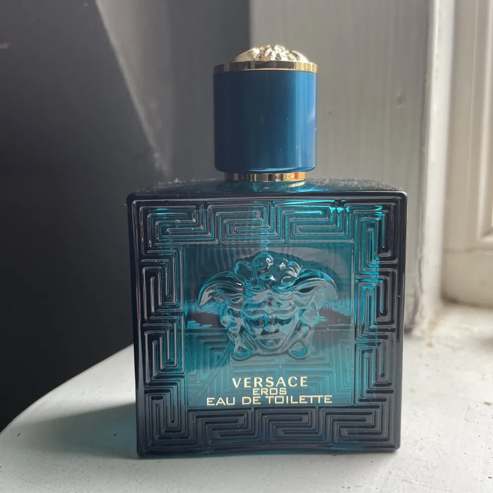 Versace eros edt Säljes eftersom att ja nt använder den Ca halva kvar men bedöm själv på bilden 50ml flaska. Övrigt.