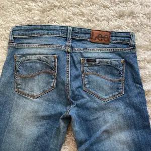 lågmidjade lee jeans, säljer pågrund av att de är för korta för mig❤️pris kan diskuteras