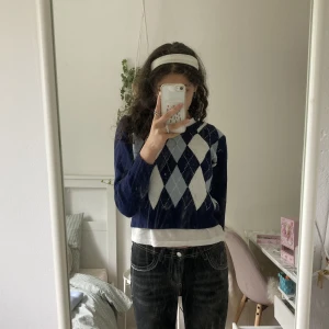 Stickad tröja  - En supersöt liten stickad o mönstrad tröja. Passar superbra nu till hösten. Säljes då jag tyvärr tröttnat på den.  Det är strl M i den men skulle säga att den sitter mer som en xs/s vilket är den storleken jag vanligtvis har. 