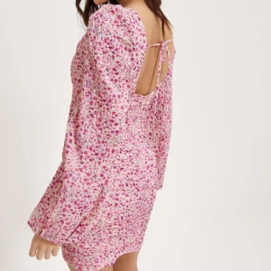 Rosa klänning - Säljer denna superfina rosa klänning med öppen rygg då den inte kommer till användning. Endast använd en gång och därför i nyskick. Har sytt in armarna lite då de var alldeles för ’puffiga’ enligt mig, syns ej på utsidan endast insidan (Bild 3)