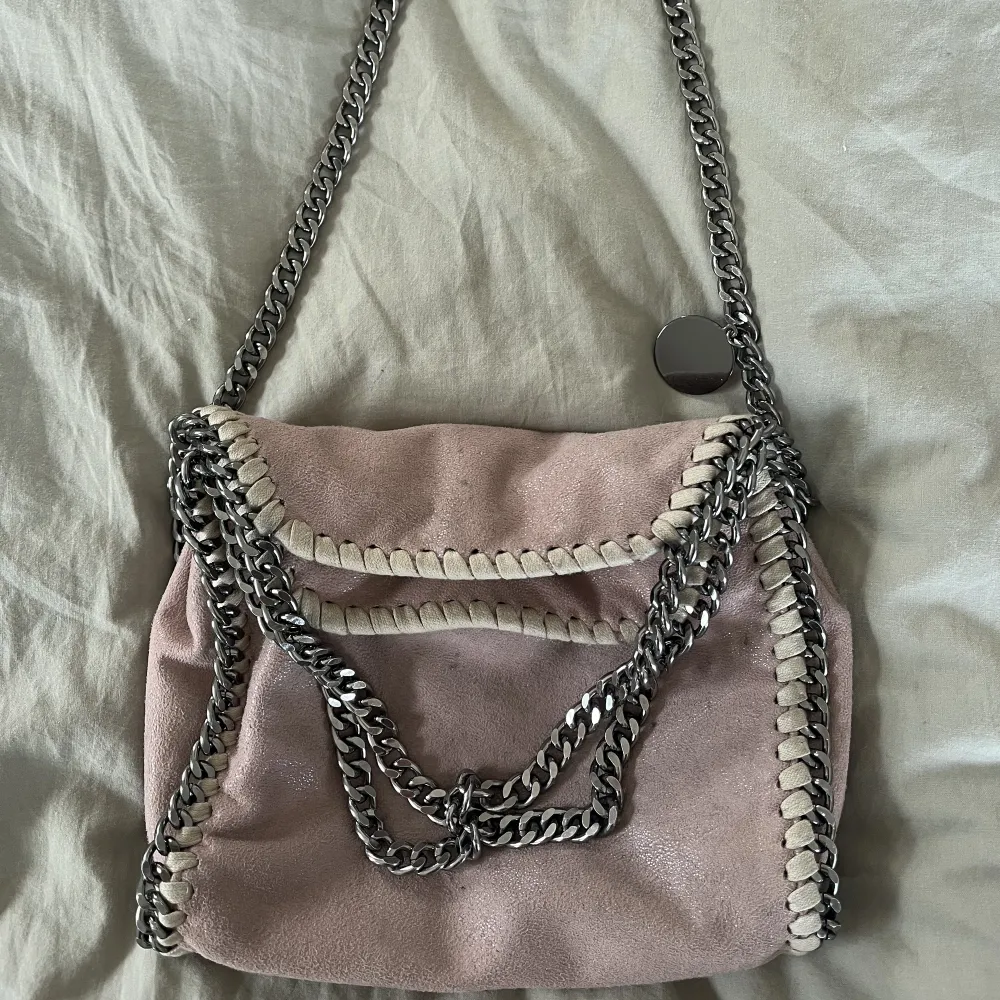 Säljer nu min rosa Stella McCartney liknande handväska! Den är perfekt i storlek enligt mig, man får liksom plats med allt som behövs och lite till! Den är använd men fortfarande i superfint skick! Säljer för 400kr exkl frakt, kan även mötas upp! . Väskor.