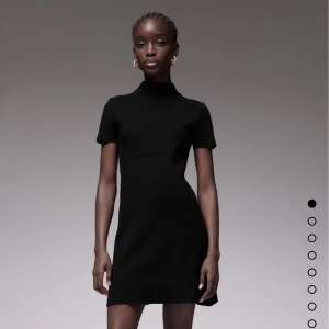 Svart stickad klänning  - Säljer nu min stickade klänning från zara då den inte passar längre. Jättesnygg och passar till nästan alla tillfällen! Köptes för 399kr på zara❣️