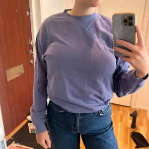 Lila collegetröja  - Lila collegetröja från Monki, storlek XS, 50kr+frakt