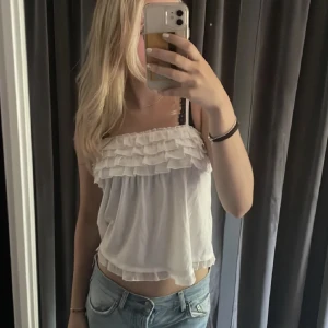 Vit topp - fin topp ifrån Hollister i nyskick🙌🏻banden är även justerbara, skriv privat för fler bilder
