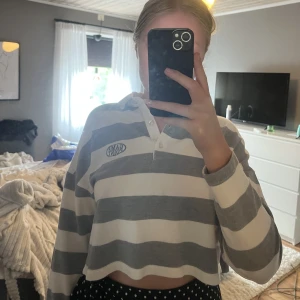 Tröja från gina tricot  - Tröja med krage från gina tricot. Bra skick. Köparen står för frakten💗💗