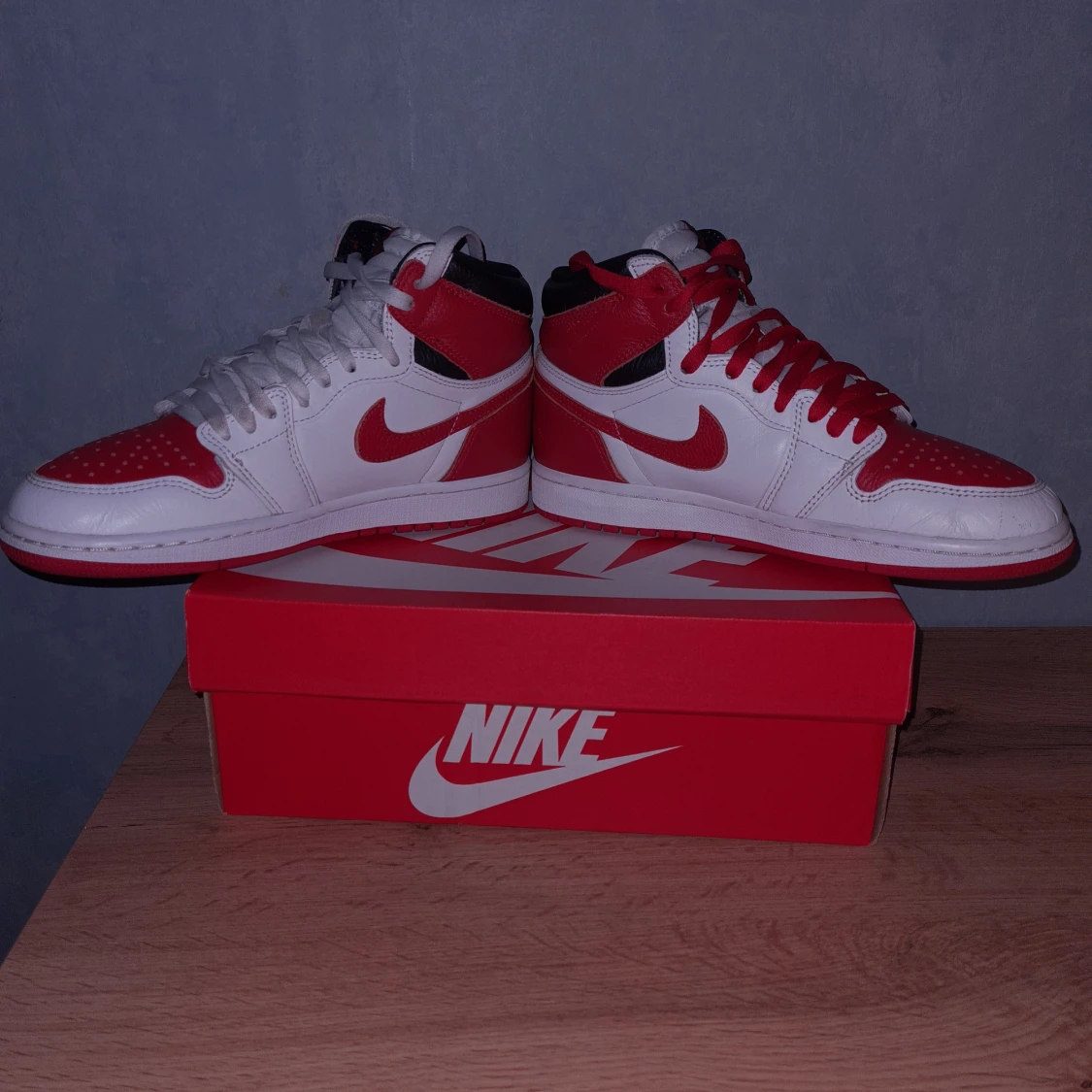 AIR Jordan 1 retro röd vit  - 90