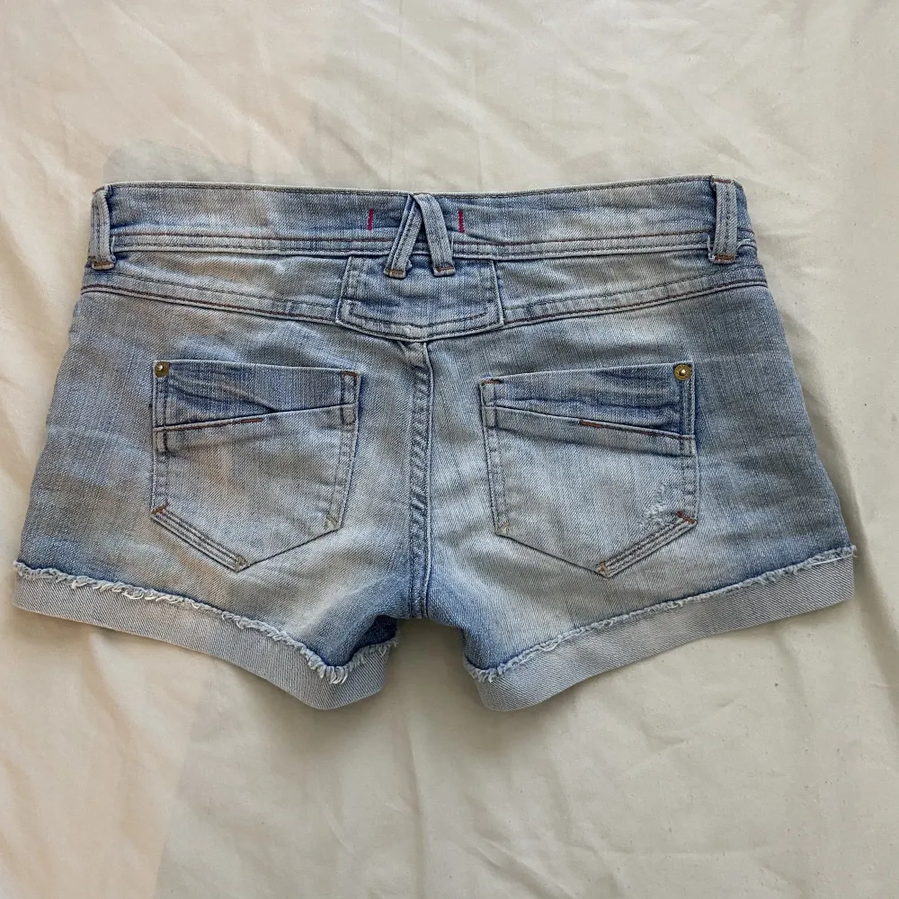 lågmidjade jeansshorts i storlek 36, midjemått: 39cm rakt över. Möts i stockholm eller fraktar 💓. Shorts.