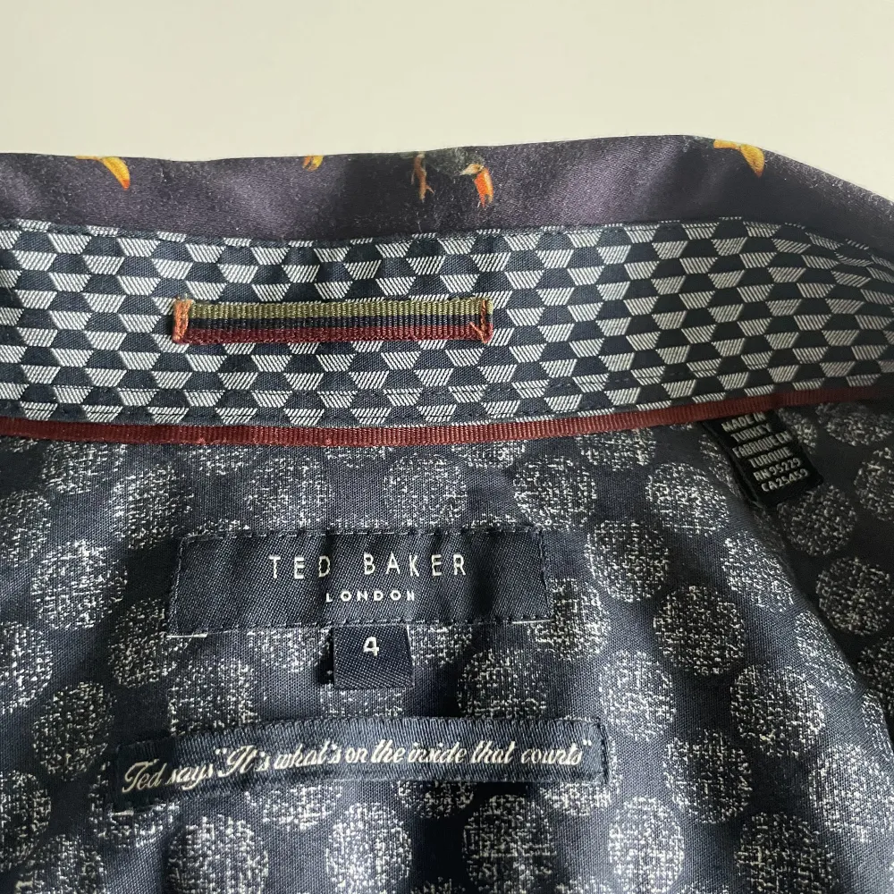 Säljer pappas skjorta då dem inte används längre. Ted baker london med uppvikta armar. Mycket fint skick, nästan oanvänd. Strl L slim fit.. Skjortor.