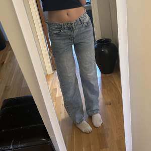 Säljer mina jeans eftersom de är lite förkorta för mig (169cm) i straight fit