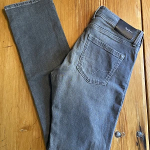 Pepe jeans - Säljer mina fina Pepe jeans som knappt är använda och är i fint skick! För frågor och funderingar skicka meddelande till mig!👍