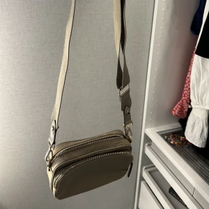 Beige handväska🤍🤍 - Handväska i bra skick endast andvänd fåtal gånger. Passar bra till mycket och är perfekt att ta med sig vart man nu än sak.🤎🤍