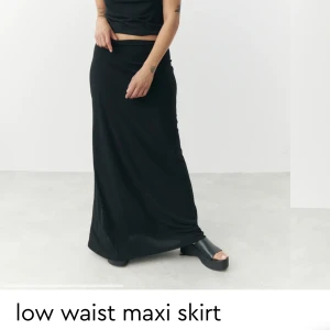 Lågmidjad långkjol - Säljer en ”low waist maxi skirt” från Gina, Strl Xs 