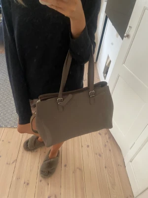 Väska - Säljer denna superfina och rymliga väska från Don donna