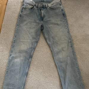 Hjälper min bror att sälja dessa snygga relaxed jeans från hm i fint skick!