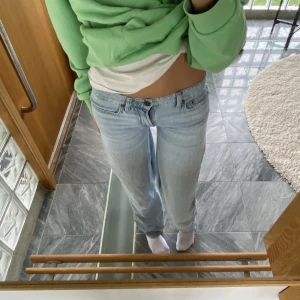 lågmidjade jeans - Ljusblå jeans från nelly i storlek 32 som jag sytt om till lågmidjade! Supersnygga men tyvärr för små för mig. Midjemått rakt över: 36cm. Innerbenslängd: 84cm. Skriv vid frågor/intresse eller köp direkt🩵