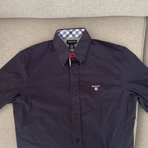 Marinblå gant skjorta  - En marinblå gant skjorta i riktigt bra skick utan skador ock är endast använd fåtal gånger säljs pga att den inte kommer till användning. Normalpris 1200