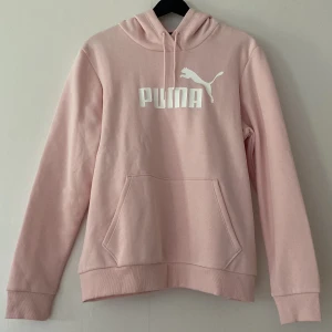 NY puma hoodie - Helt oanvänd hoodie som heller inte blivit tvättad. Så insidan är suuupermjuk 💗 Passar en XS-M 🌸