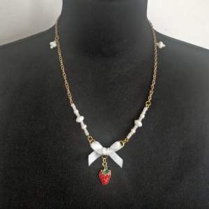 Halsband med 🍓 hänge 🍓🍭💕