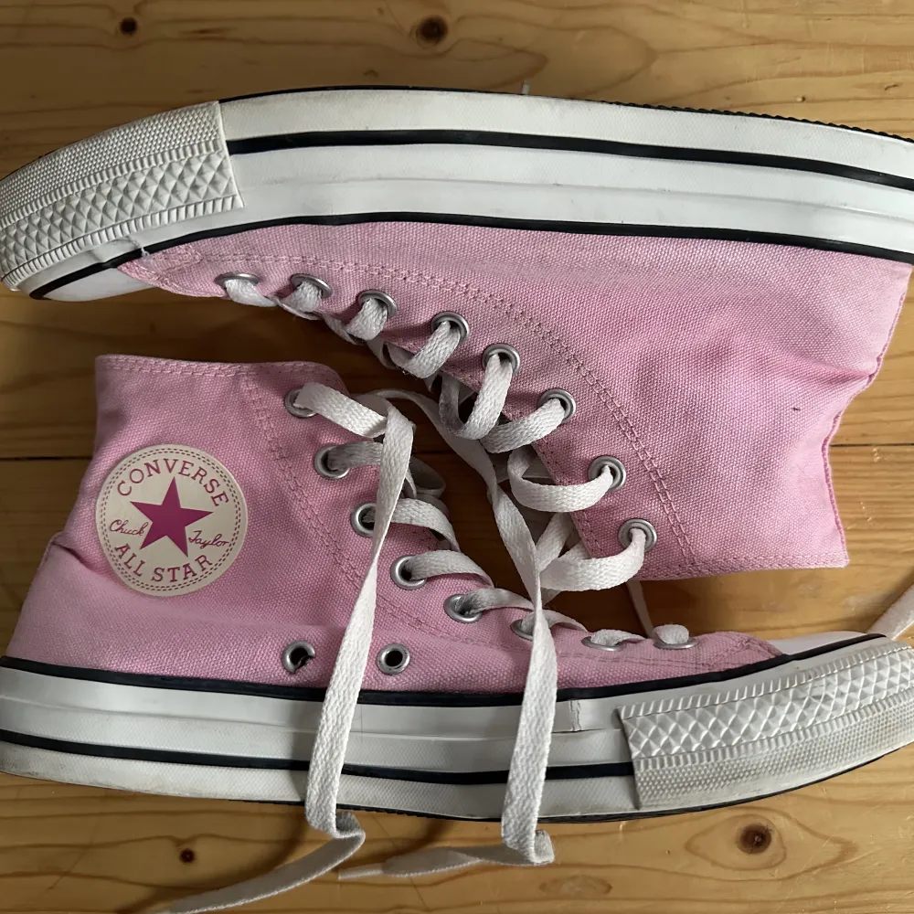 Säker dessa Converse i en superfin rosa nyans 🩷 Dom är väl använda men har få fläckar och den vita delen är fräsch 🥰. Skor.