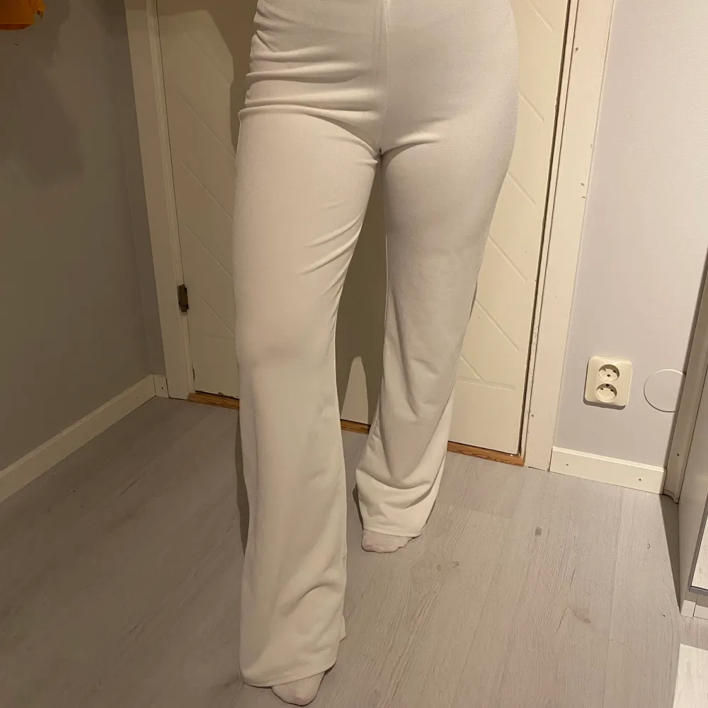 Vit kostymbyxa från Nelly storlek XS. Jeans & Byxor.