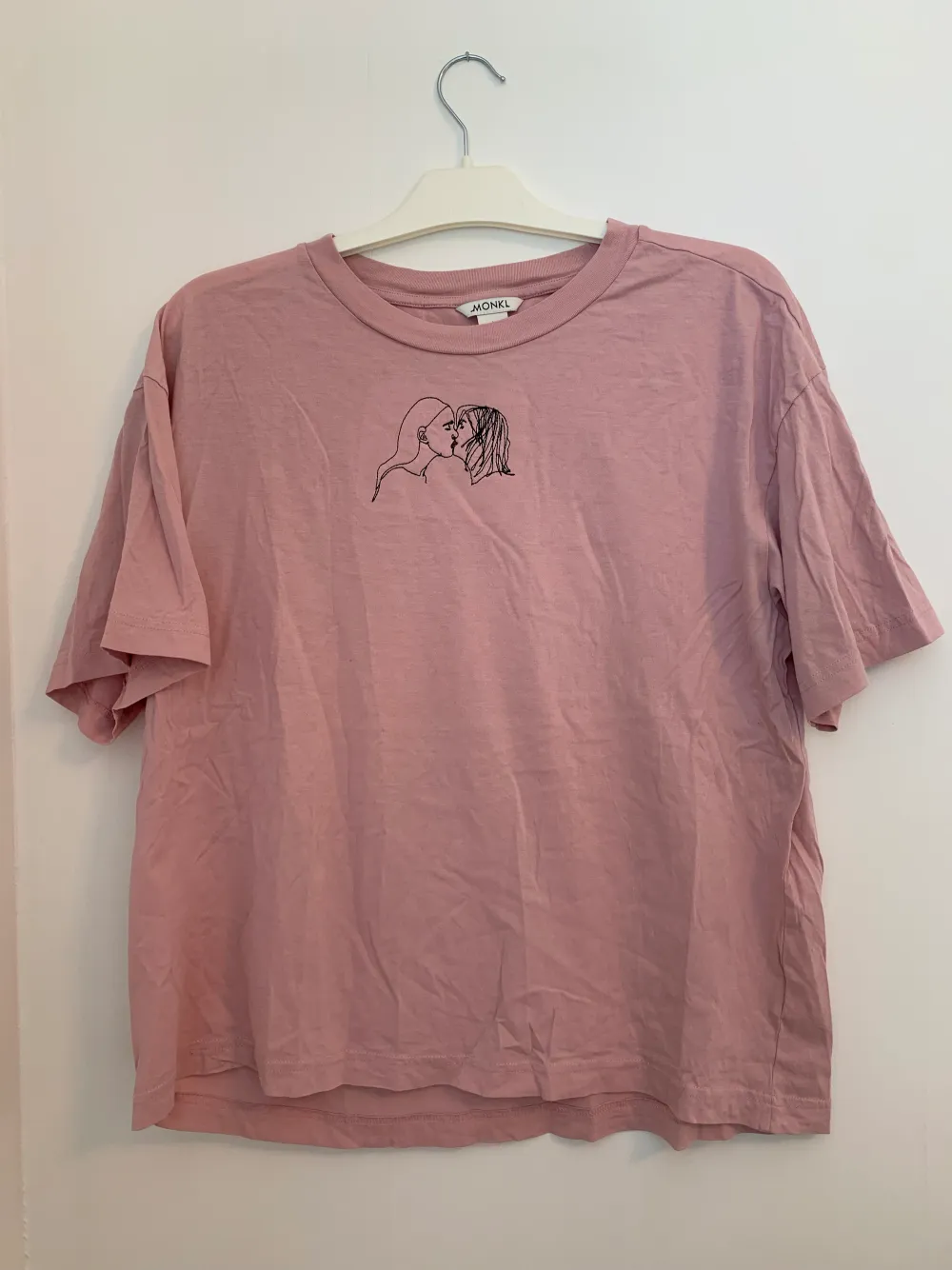 Nästintill oanvänd, ljusrosa T-shirt från H&M i storlek L. T-shirten är endast använd 2 gånger.. T-shirts.