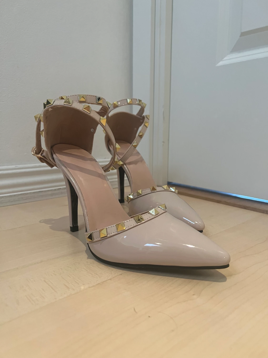 Rosa klackar med nitar