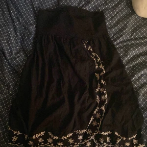 Svart långkjolväldigt bra skick - Svart långkjol med slits 