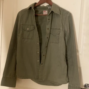 Jacka - Säljer denna snygga skjorta/jacka från Levi’s som är perfekt nu tilk hösten. Är i strlk 38 och är mycket väl använd och i bra skick🙌💕