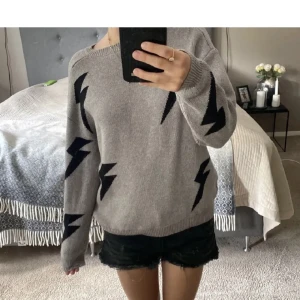 Blixt tröja - Ny tröja som inte kommit till användning💗