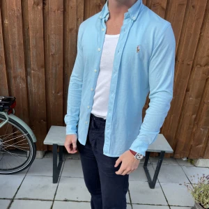 Polo Ralph Lauren Skjorta - Modellen på bilden är 175 cm. Storlek S, superfint skick och aldrig  torktumlad eller tvättad över 30 grader. Slimfit oxford knit