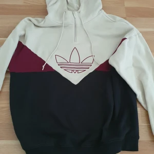 Adidas hoodie  - Lightly used. Inga skador