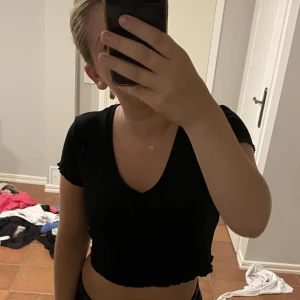 Vanlig svart thirt - V-ringad thirt 