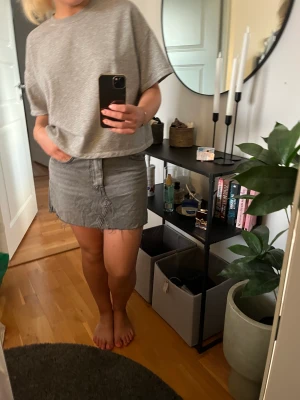 Grå jeanskjol  - Grå lågmidjad jeanskjol 