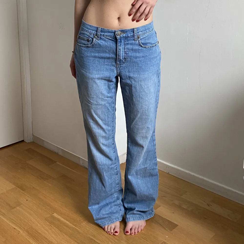 Fina blå jeans, passar mig som har stl s🥰. Jeans & Byxor.