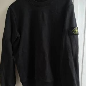 Stone island tröja M - Stone Island tröja fint skick o väldigt snygg. Använt ett par gånger men det finns inga fläckar eller skador