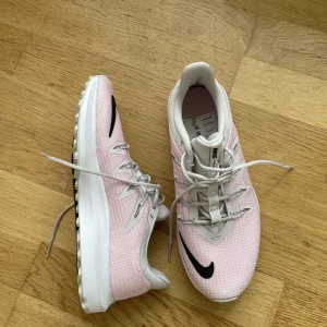 Löparskor - Helt nya löparskor från Nike! Jättefina och formar foten bra, Storlek 39.