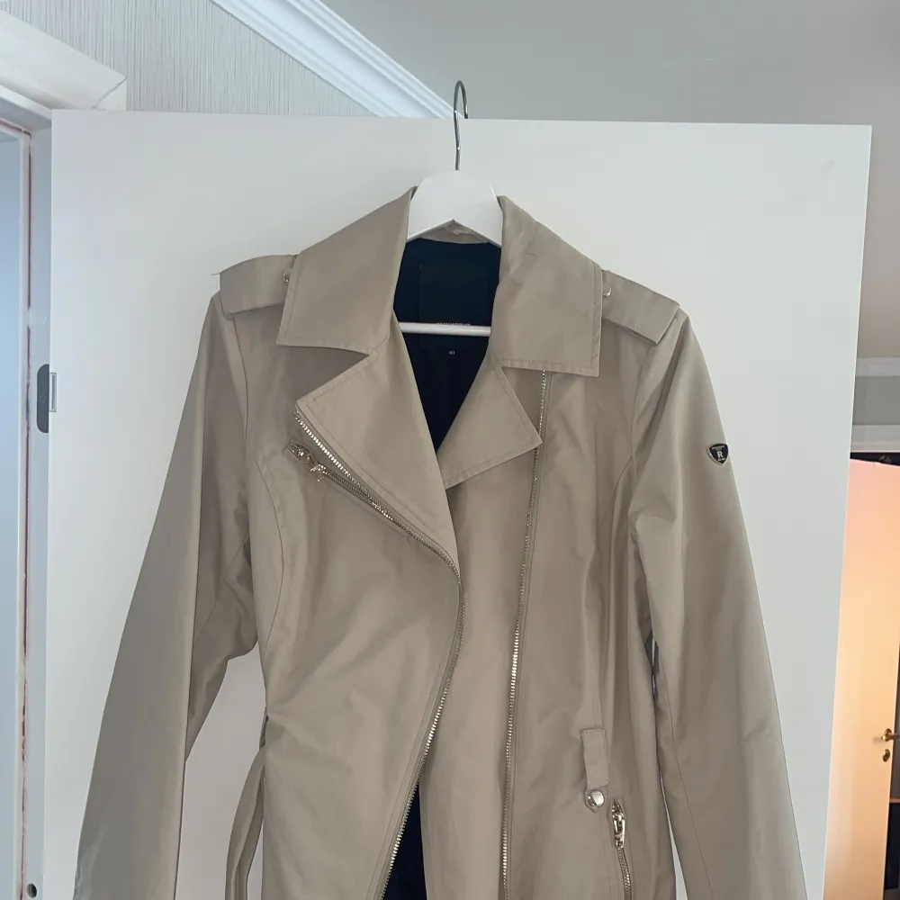 Aurora coat från ”ROCKANDBLUE”, mycket bra skick. Beige. Endast använd 1 ggn. Original pris: 1 900kr. Perfekt för hösten. . Jackor.