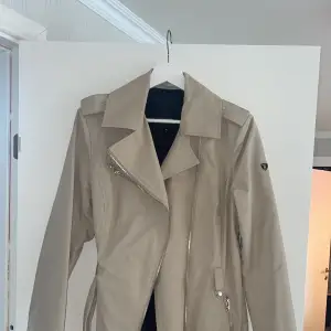 Aurora coat från ”ROCKANDBLUE”, mycket bra skick. Beige. Endast använd 1 ggn. Original pris: 1 900kr. Perfekt för hösten. 
