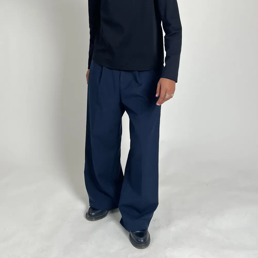 Mörkblå kostymbyxor från Weekday. Fint skick! Storlek 48 (herr), passar en M/L beroende på önskad fit.. Jeans & Byxor.