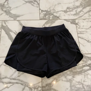 Tränings shorts - Träningsshorts med inbyggd ”cykelbyxa” under. Aldrig använd, storlek S.  Skriv för fler bilder/frågor 🤗