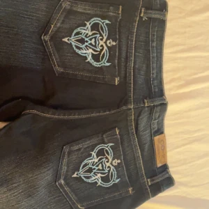 Bootcut jeans - Såå feta bootcut/flare jeans med färgen mörk blå o skit coola detaljer på baksidan!💙 (Helt ny)  Midjemått: 39 cm Innberbenslängden: 81 cm
