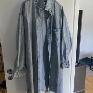 Lång jeans shorta klänning kappa  - Lång jeans shorta kappa detaljer sliten 