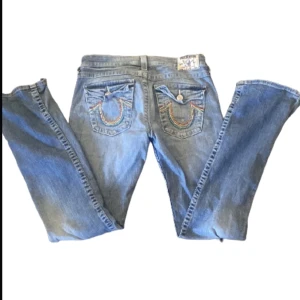 True religion jeans - Fina trueys som sitter midwaist och bootcut❤️slitna längst ner, ganska säker på att dom är äkta 🤍